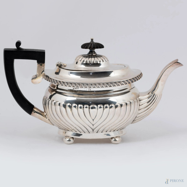 Lotto composto da una teiera, una zuccheriera e una lattiera in argento inglese, XIX secolo, alte...