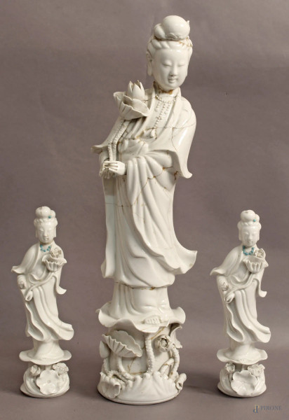 Lotto composto da tre sculture in porcellana bianca raffiguranti fior di loto, H massima 41 cm, difetti.