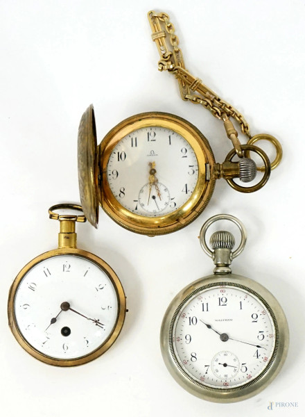 Lotto di tre orologi da tasca, con casse in metallo argentato e dorato, XIX-XX secolo, diam. max cm 6, (meccanismi da revisionare)