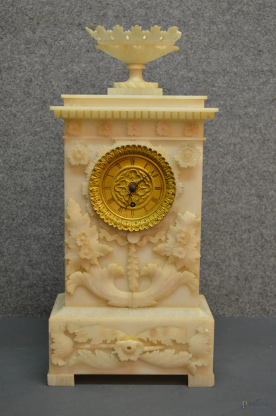 Orologio dell'800 in marmo statuario, (piccoli difetti), h. 46 cm.