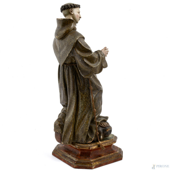 Scultura in legno policromo raffigurante frate, XX secolo, altezza cm 48, (segni di usura, scalfi...