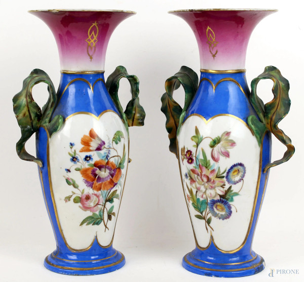 Coppia di vasi Luigi Filippo in porcellana policroma, decoro a motivi floreali e prese a foglia, altezza cm 32 , (difetti e restauri).