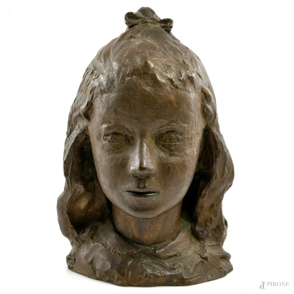 Testa di bambina, XX secolo, scultura in bronzo, altezza cm 32, firmata