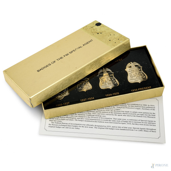 Set da collezione distintivi agenti speciali FBI, XX secolo, custodia cm 10x22, (lievi segni di usura)