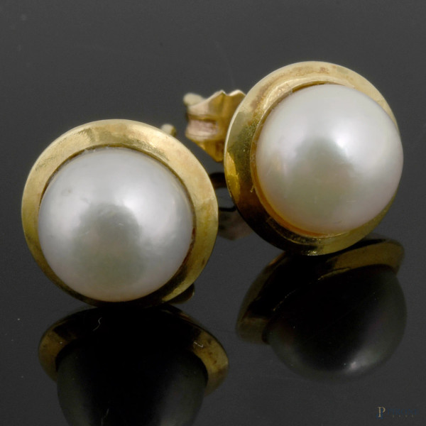 Coppia di orecchini in oro 18 kt con perle, peso gr 3,2
