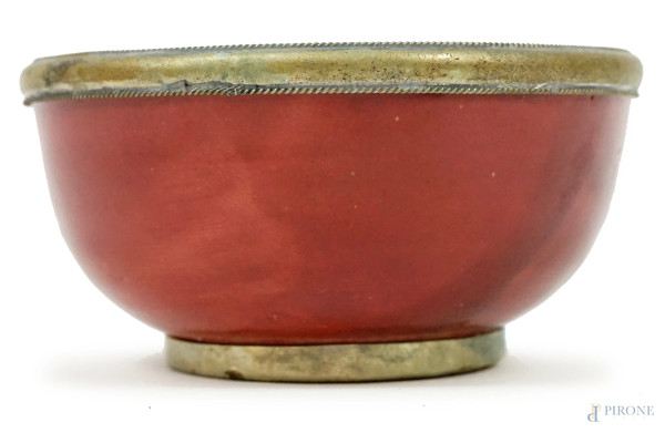 Bowl in ceramica smaltata rossa, profilo in metallo dorato, cm 6,5x13, XX secolo, (lievi difetti).