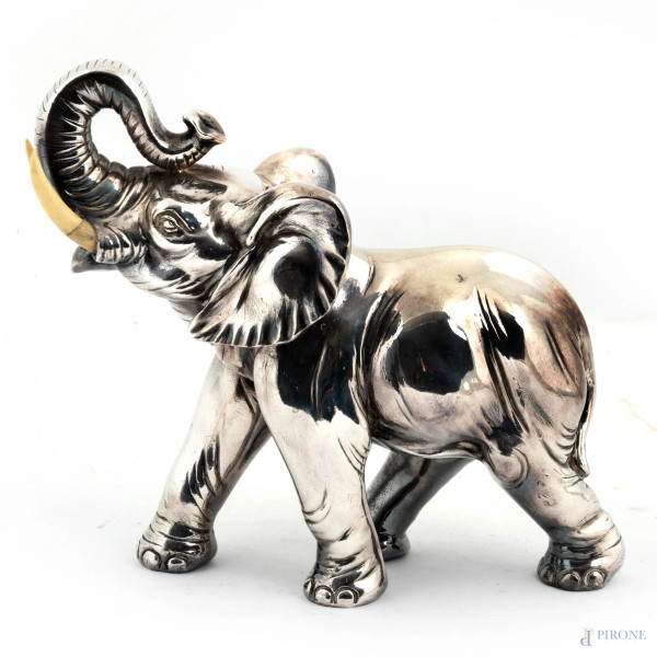 Scultura di elefante in resina argentata, XX secolo, altezza cm 19, (segni di usura, difetti, restauri)