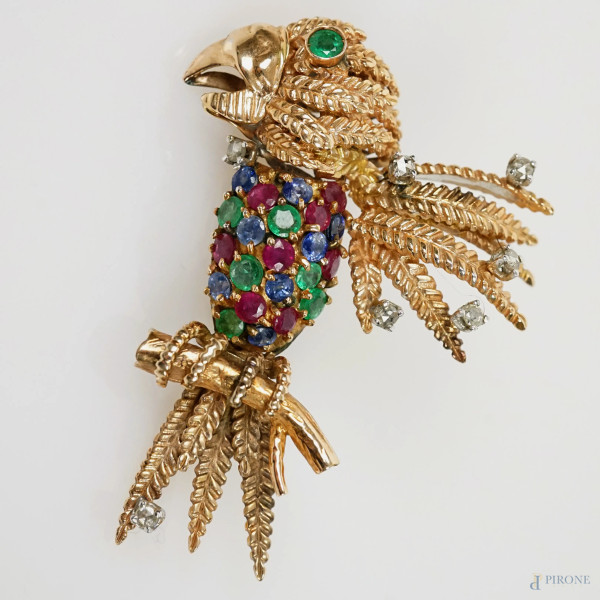 Spilla a forma di pappagallo in oro 14 kt con diamanti, rubini, smeraldi e zaffiri, cm 7x4,5, peso gr. 29,6