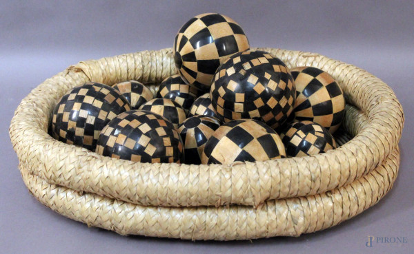 Lotto composto da tredici sfere in legno, diametro massimo 10 cm.