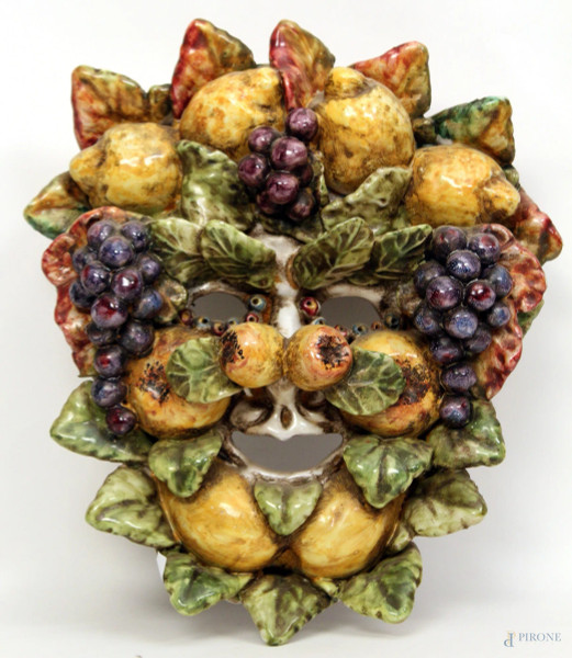 Mascherone in maiolica policroma con frutti a rilievo, cm 35x30.
