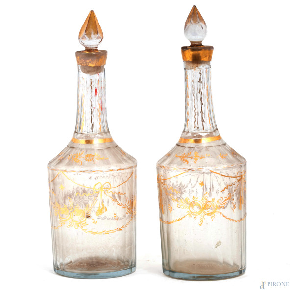 Coppia di bottiglie in vetro con decori dorati, XX secolo, altezza cm 24, (segni di usura, difetti)