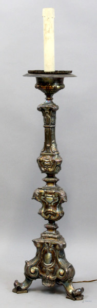 Candeliere in lamina sbalzata, trasformato a lampada, inizi XIX secolo, cm h 92,5, (segni del tempo)