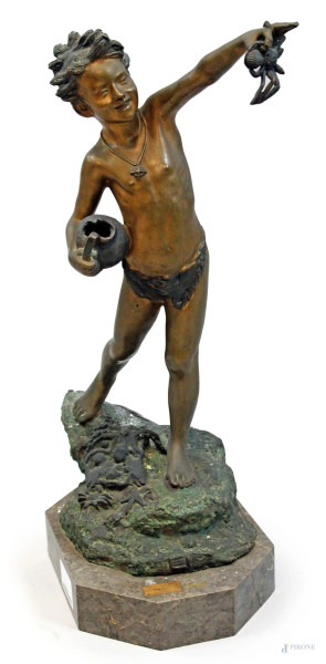 Scugnizzo con granchio, scultura in bronzo, cm h 53,5, firmata G. de Martino, base ottagonale in marmo