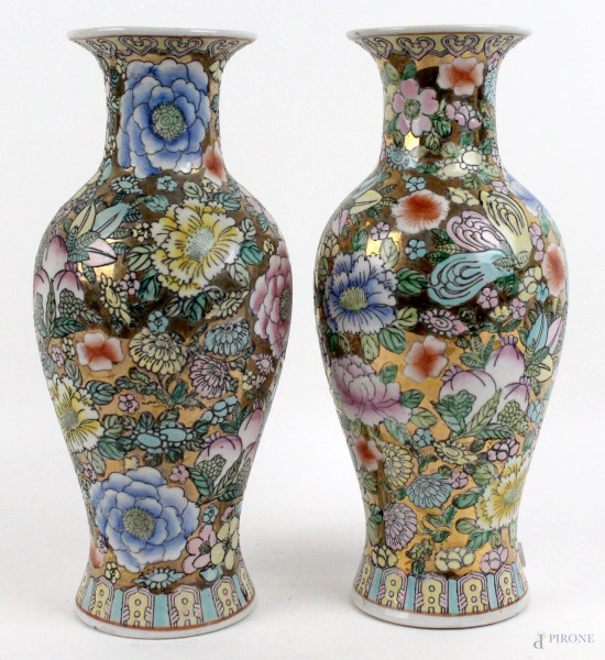 Coppia di vasi in porcellana policroma a decoro di fiori, altezza cm. 25,5, arte orientale, XX secolo.