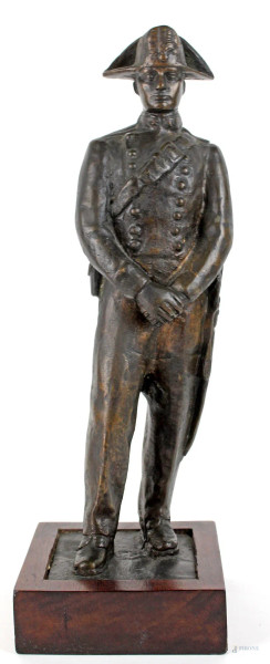 Carabiniere, scultura in bronzo, altezza cm. 35, base in legno, XX secolo.