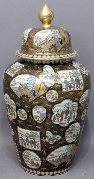 Grande potiche in porcellana a tutto decoro di paesaggi con figure e particolari dorati, h. 83 cm