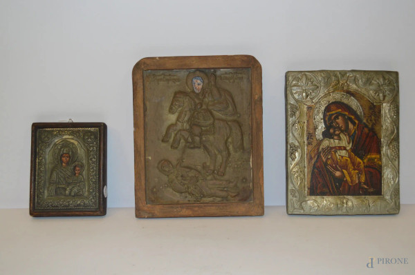 Lotto di tre icone a soggetti religiosi a misure diverse.