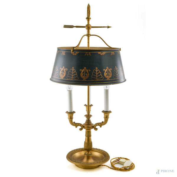 Lampada Bouillotte in bronzo dorato a tre luci con paralume decorato nei toni del verde e dell'oro, XX Secolo, altezza cm 77, (segni di usura, da revisionare)