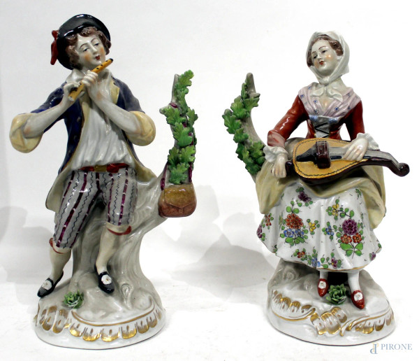 Lui e Lei, coppia di sculture in porcellana policroma, H 23 cm., marcate Dresda, piccoli difetti.