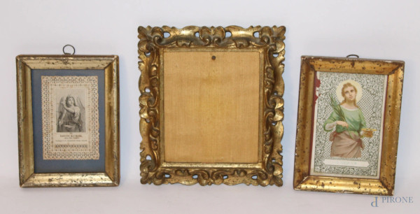 Lotto composto da tre antiche cornicette in legno dorato.