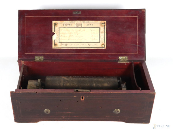 Scatola musicale Quatre Airs Geneve in mogano con coperchio intarsiato, XIX secolo, cm 12x38x16, (mancante della chiave di chiusura, segni di usura, da revisionare)