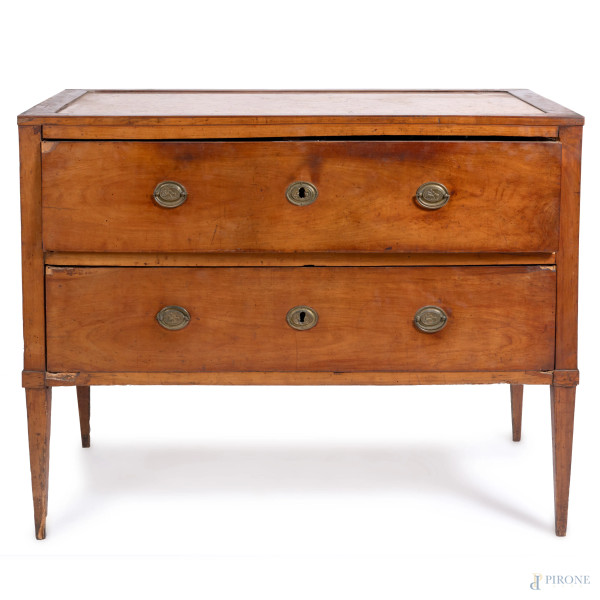 Comò a due cassetti al fronte con piano in marmo, XVIII-XIX secolo, cm 93x119x62,5, (segni di usura, scalfiture, rotture, difetti, fori di tarlo)