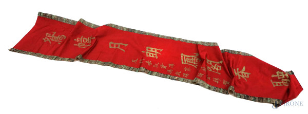 Antico tessuto cinese in seta a fondo rosso con monogrammi, lunghezza cm 223x42, (difetti).