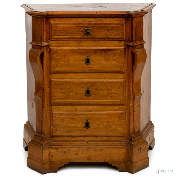 Mobiletto in noce con filettature in bosso, fronte scandito da quattro cassetti in colonna affiancati da lesene. Piano sagomato. XX secolo, cm 84,5x76x39,5, (difetti)