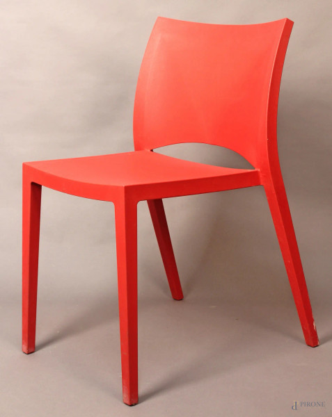 Sedia in Designe in resina color rosso.