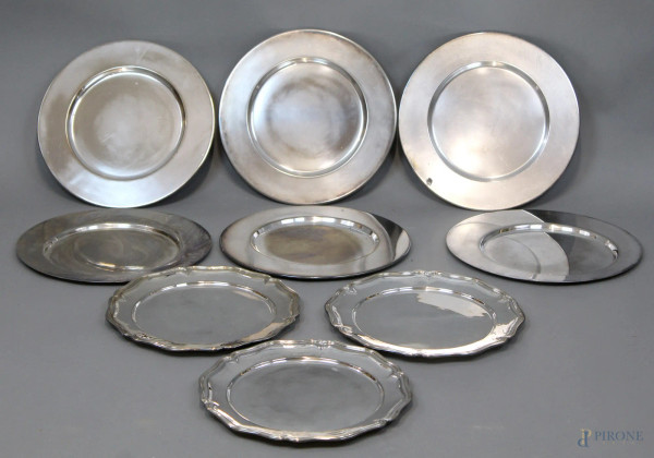 Lotto di nove sottopiatti diversi in metallo argentato, diametro max cm. 32