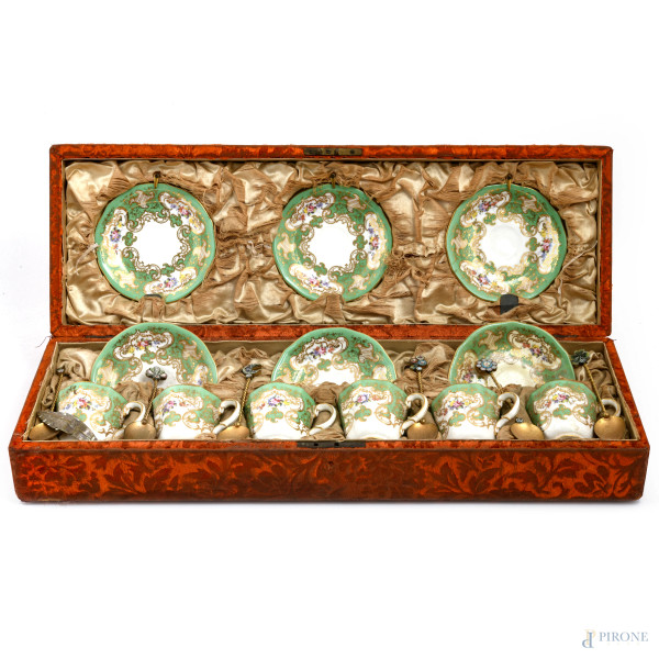 Servizio Royal  Crown Derby  composto da sei piattini, sei tazzine in porcellana dipinta nei toni del bianco e del verde e sei cucchiaini in metallo dorato, entro cofanetto rivestito in tessuto rosso (segni di usura)