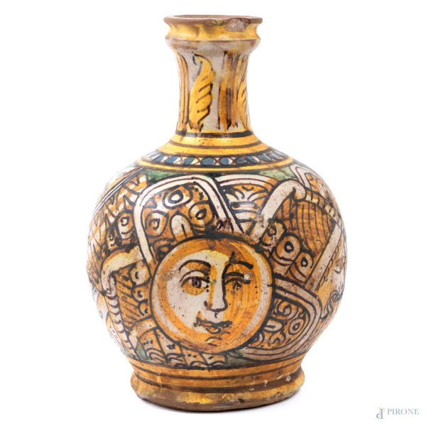 Vaso in maiolica decorato in policromia, XIX secolo, altezza cm 23,5, (segni di usura, cadute di smalto, scalfiture, difetti)