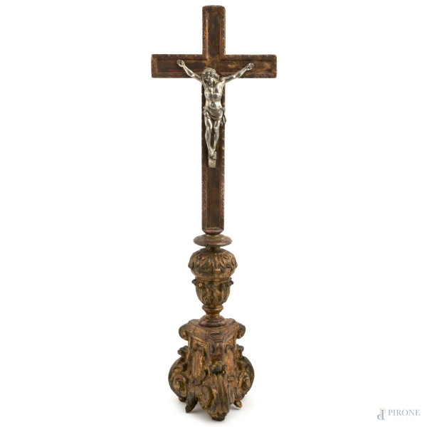 Crocifisso in legno con scultura di Cristo in metallo, XX secolo, altezza cm 69, (difetti)