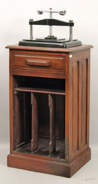 Vecchio mobilino in legno con pressa, h. 108x45x39 cm