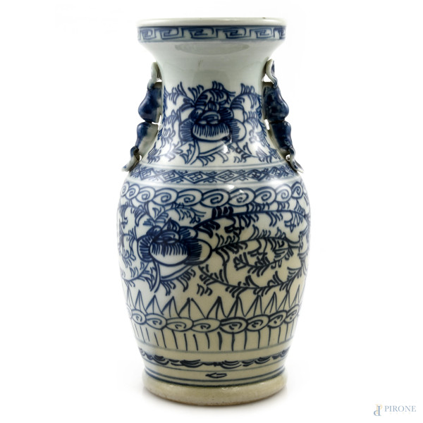 Vaso in porcellana decorata nei toni del bianco e dell'azzurro a motivi geometrici e floreali, XX secolo, altezza cm 25,5, (segni di usura, scalfiture, difetti, rotture, restauri)