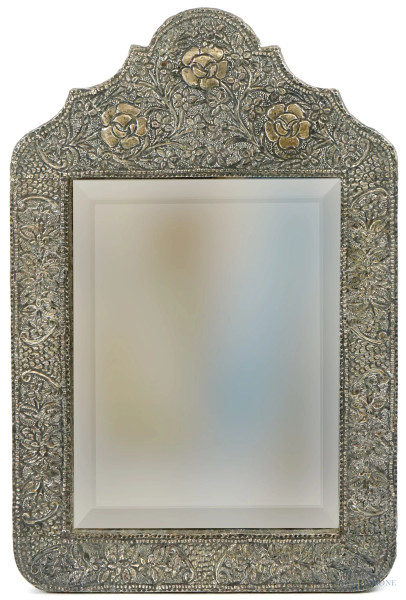 Specchiera di linea sagomata rivestita in lamina d'argento, sbalzata e incisa a motivi floreali, inizi XX secolo, cm 45x30, (piccoli difetti)