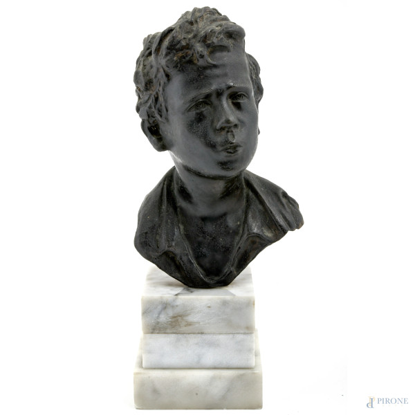 Scultura in bronzo raffigurante fanciullo su base in marmo, firmata "De Martino", altezza cm 32,5