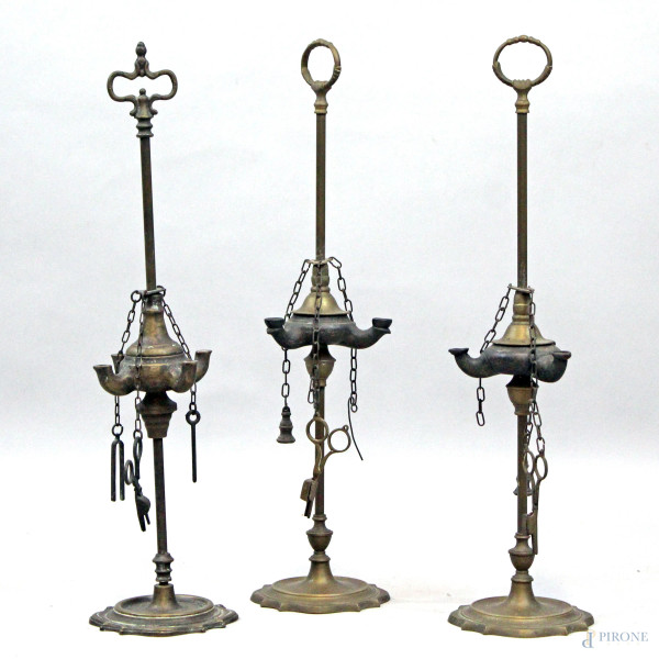 Tre lampade fiorentine in ottone, inizi XX secolo, alt. max cm 54