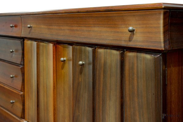 Credenza in legno Padouk di Luciano Frigerio (Desio, 1928 – Sanremo, 1999), anni '70, cm 80x280x5...