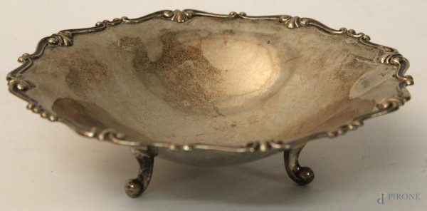 Centrotavola di linea tonda in argento poggiante su tre piedini, diam. 23 cm, gr. 220.