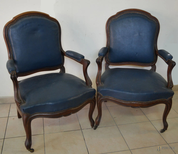 Coppia polrone in noce intagliate con sedile e dorsale in pelle blu, Francia XIX sec.
