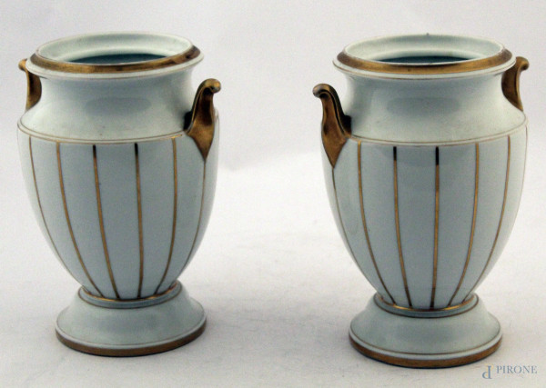 Coppia di vasi in porcellana chiara con particolari dorati, primi 900, h. 21 cm