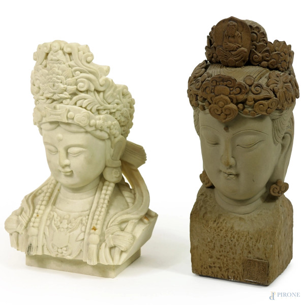 Lotto di due teste di Budda in pasta di marmo e terracotta, XX secolo, altezza max cm 23,5