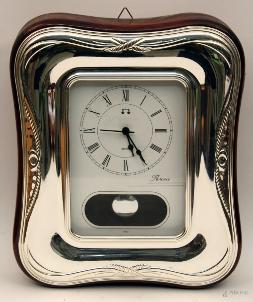 Orologio da muro con cassa in legno, rivestito in argento, cm 30 x 25.
