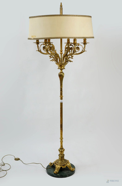 Lampada da terra in bronzo a sei bracci a volute vegetali in metallo dorato,  cm h 186x60, XX secolo, (segni del tempo).