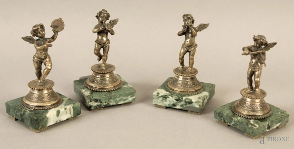 Lotto di quattro putti musicanti in argento con basette in marmo, h cm 7.