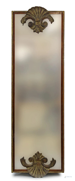 Specchiera di linea rettangolare, XX secolo, in legno intagliato e dorato, doppia cimasa a foggia di  conchiglia, cm 45x146, (difetti).