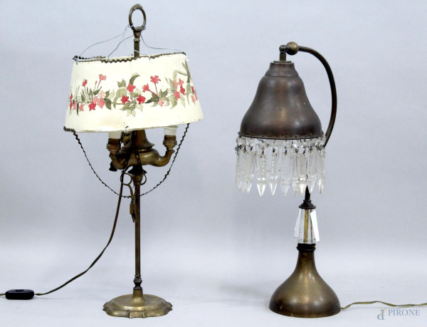 Lotto di due lampade in metallo di epoche diverse, altezza max cm 57
