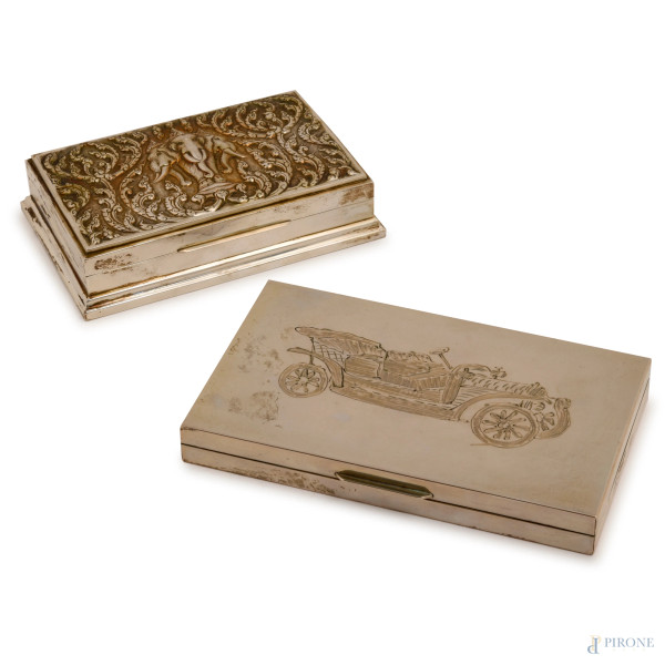 Lotto di due cofanetti rivestiti in argento con interno in legno, uno con coperchio inciso con automobile d'epoca e l'altro in SIAM STERLING con elefanti indiani a rilievo, peso lordo complessivo gr 530, misure massime cm 4x17x10, (difetti)