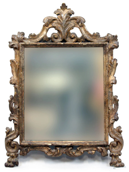 Specchiera in legno intagliato e dorato, XVIII secolo, cornice scolpita a volute e foglie, piedi a zampa ferina, cm 84x61, (difetti)